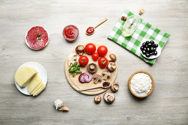 Ingredienti per cucinare la pizza sul tavolo di legno, vista dall'alto — Foto Stock