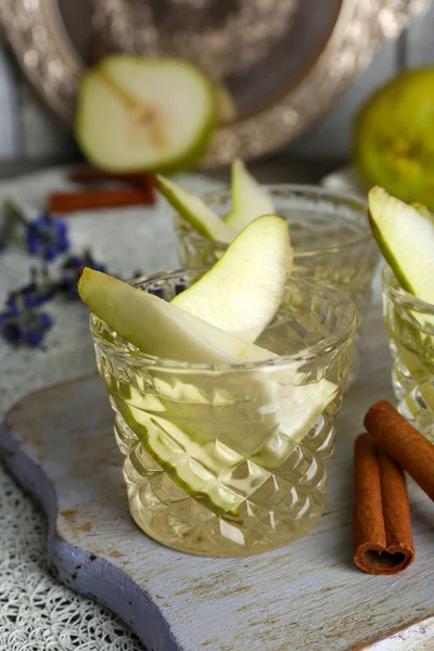 Jugo de pera con frutas frescas en la mesa de cerca — Foto de Stock