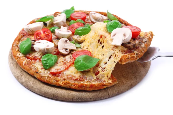 Pizza met groenten en basilicum — Stockfoto