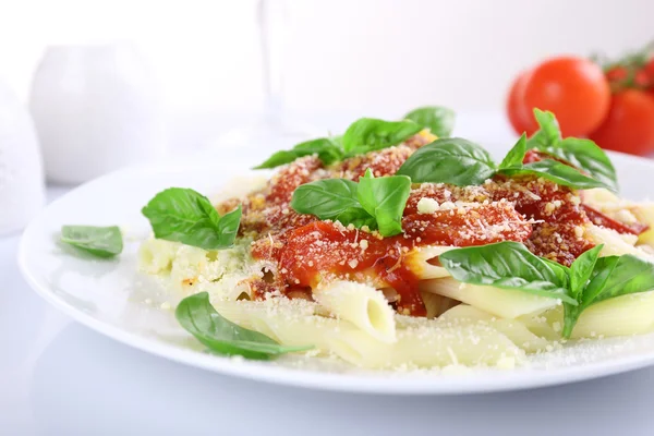 Pasta with tomato sauce and basil — Stock Photo, Image