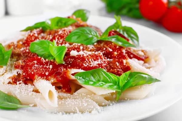 Pasta with tomato sauce and basil — Stock Photo, Image