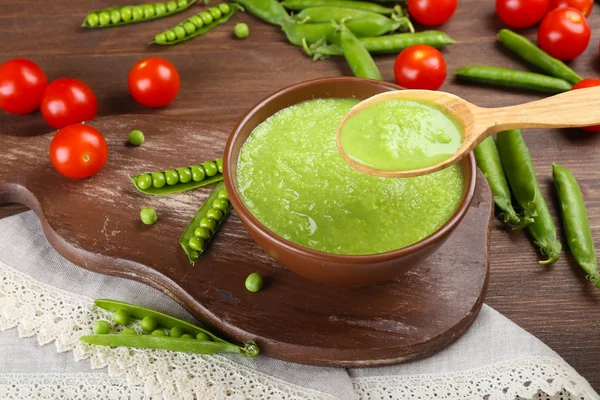 Tasty peas soup and cherry tomatoes — Stock Photo, Image