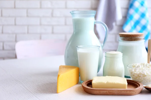 Mléčné výrobky na dřevěném stole — Stock fotografie