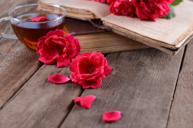 Çiçek ve çay ile eski kitaplar