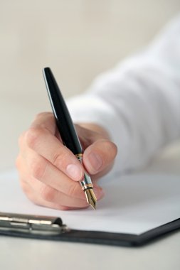 kalemle kağıt üzerinde yazma el