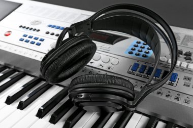 Synthesizer siyah kulaklık