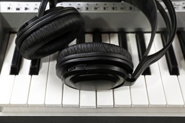 Synthesizer siyah kulaklık