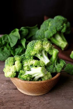 Ispanaklı kase ahşap masa üzerinde taze brokoli yakın çekim