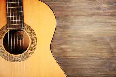 Ahşap arka planda akustik gitar