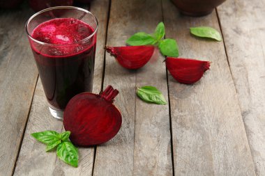 Ahşap masa, closeup pancar suyu bir bardak