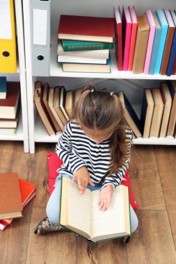 Kitaplı küçük kız.