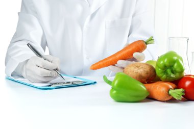 Bilim adamı sebze laboratuvar inceliyor