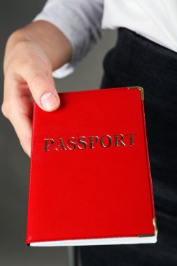 kadın holding pasaportu