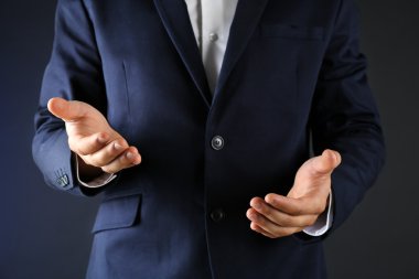 İş takım elbiseli adamı bir şey tanıtmak