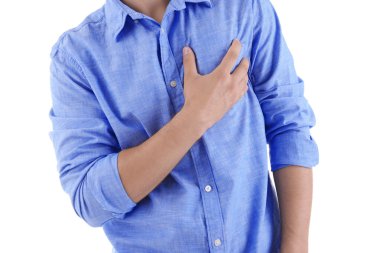 göğüs ağrısı olan adam