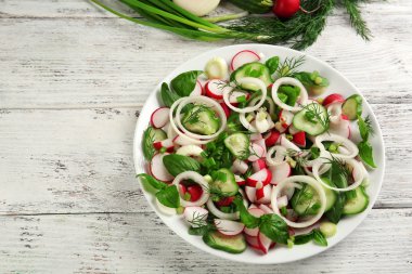 Taze sebze salatası.