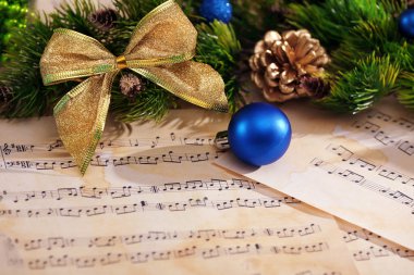 Müzik sayfalardaki Noel süsleri