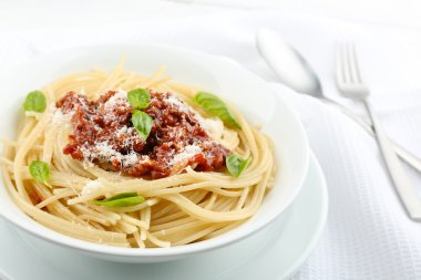 Spagetti Bolonez parmesan peyniri ile