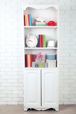 Kitap ve dekor raflarda