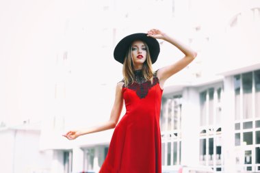 Şehir sokak poz güzel genç kız