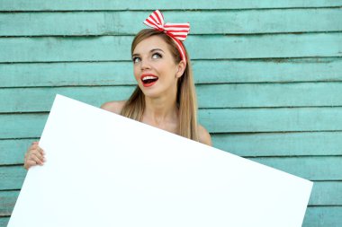 Renk ahşap arka plan güzel gülümseme ile güzel kız