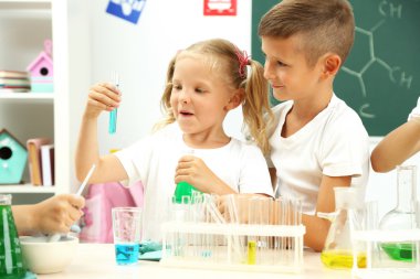 Kimya dersinde şirin öğrenciler