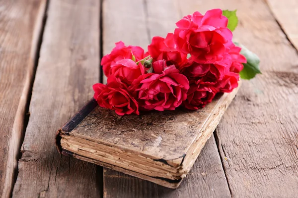 旧书与美丽的玫瑰 — 图库照片