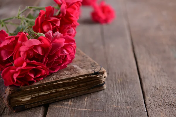 美しいバラの花と古い本 — ストック写真