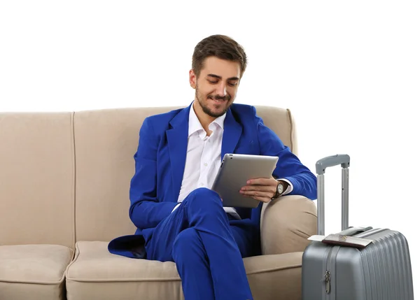 Homme d'affaires avec valise et tablette — Photo