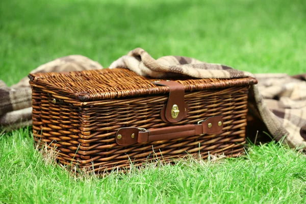 Rieten picknickmand en plaid — Stockfoto