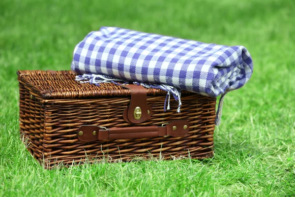 Rieten picknickmand en plaid — Stockfoto