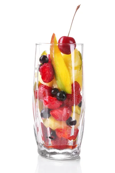 Salade de fruits frais en verre isolé sur blanc — Photo