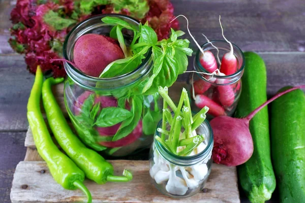 Verdure fresche in tavola da vicino — Foto Stock