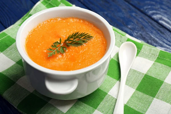 Crème de carotte-soupe sur la table close up — Photo