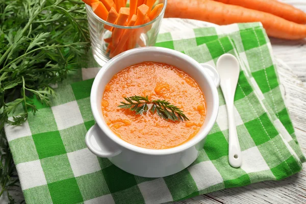 Sopa de creme de cenoura com legumes na mesa de perto — Fotografia de Stock