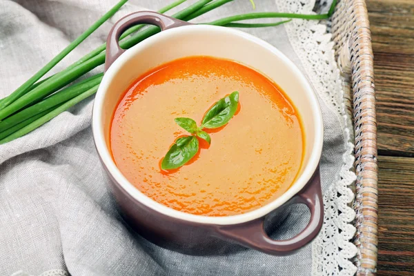 Crème-soupe aux carottes avec légumes sur la table close up — Photo