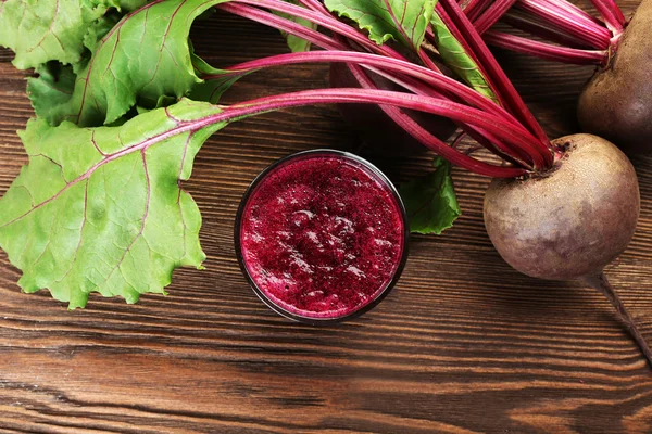 Glass of beet juice with vegetables on table close up — Stock Photo, Image