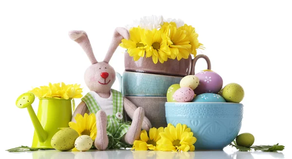 Conejo de Pascua con huevos de Pascua pintados — Foto de Stock