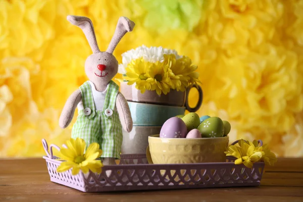 Coelho da Páscoa com ovos pintados e flores — Fotografia de Stock