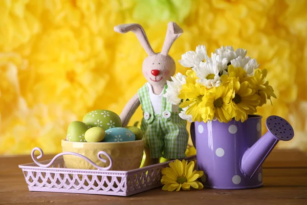 Coelho da Páscoa com ovos pintados e flores — Fotografia de Stock