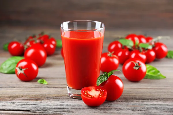 Verre de jus de tomate aux légumes sur table en bois close up — Photo