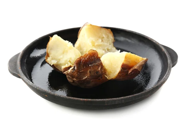 Pomme de terre cuite au four sur une casserole isolée sur blanc — Photo