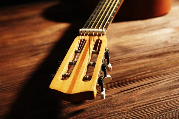 Chitară acustică pe fundal din lemn — Fotografie, imagine de stoc
