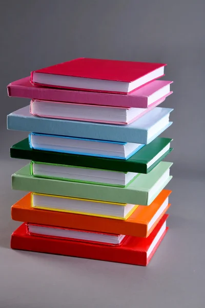 Livros coloridos sobre fundo cinza — Fotografia de Stock