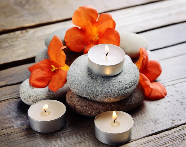 Kompozycja spa ze świecami i kwiatami — Zdjęcie stockowe