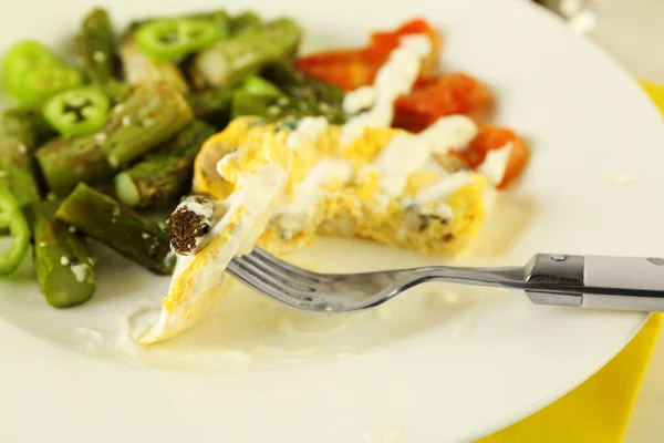 Asparagi arrosto con uovo fritto sul piatto, primo piano — Foto Stock