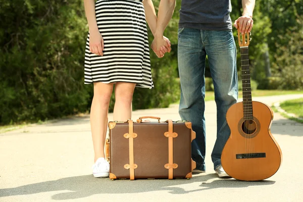 Para z rocznika walizki i gitara — Zdjęcie stockowe