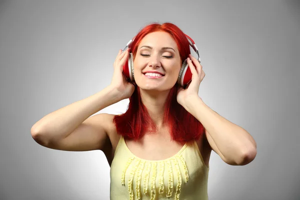 Mujer joven con auriculares — Foto de Stock