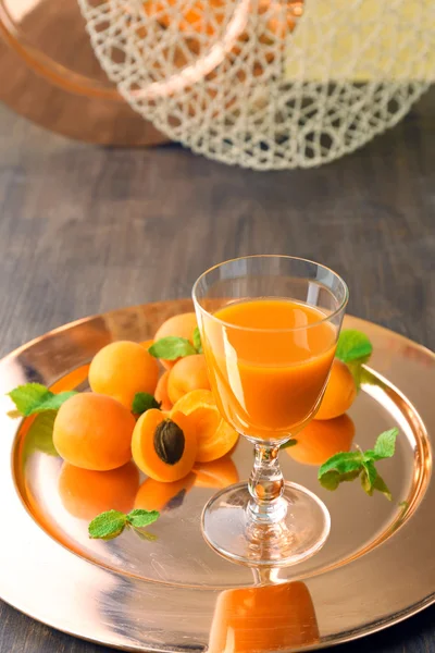Glas Marillensaft und frisches Obst auf dem Tisch aus nächster Nähe — Stockfoto