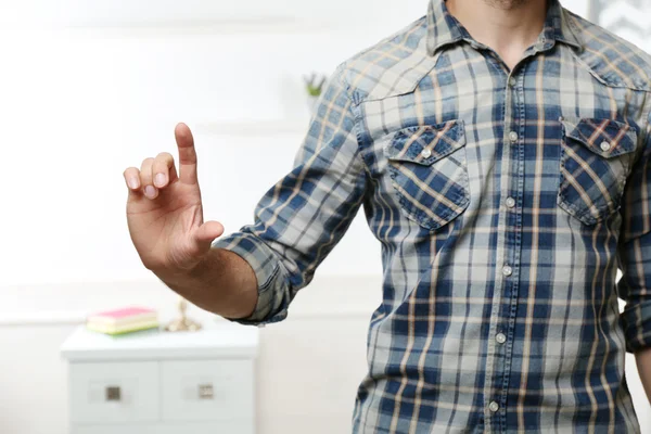 Mann drückt Taste — Stockfoto